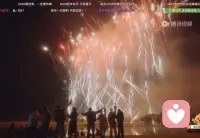 今天凌晨陪一个姑娘聊到很晚，她絮絮叨叨说着工作里的委屈、和朋友闹的小别扭，声音慢慢从哽咽变轻松。
挂线前她突然说：“原来有人愿意认真听我碎碎念，真的会好受好多。”
     突然就觉得，这份工作哪里是“服务”啊，更像是在深夜里给别人递一杯温热水，不用讲大道理，就安安静静待着，让她知道“你不是一个人”。
     窗外的风有点凉，但心里暖乎乎的。希望每个被情绪困住的人，都能找到愿意听你说话的人🌙配图