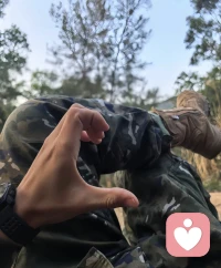 在这个相对文明的社会里，却始终有着一些毫无礼貌的人。不论你是出于什么样的一种心理跟想法，我觉得到任何时候，一个人的素质是这个人最好的标签。当你连最基础的东西都没有，甚至为负数的时候，我觉得你不论在哪一个层面上，你都不会认识到一些得体的朋友，甚至是根本就交不到朋友，不管怎么着，我觉得还是彼此尊重吧，做更好的自己，不要因为自己的一些方式跟举动，让对方在心里对你造成多大的心理舆论。配图