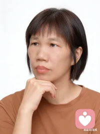 孩子是父母的一面镜子，孩子的问题就是父母的问题的折射。
每天愁眉苦脸的父母孩子能不焦虑抑郁吗？
像我一个切一个马铃薯也能发美，孩子也跟着一起来欣赏这种美，自然孩子也能从生活中发现美好。自然就能阳光。


每天都刻意从生活中找出美感来。这样你才能更开心，才不会烦恼。配图