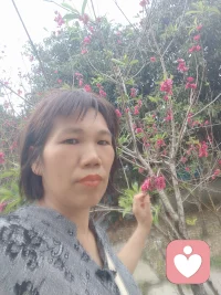 初入心途：在破碎的褶皱里，看见光的模样
 
拿到家庭教育指导师证书的那一刻，指尖抚过烫金的字迹，满心都是对这份职业的憧憬——以为会是陪家长解锁育儿智慧，伴孩子奔赴成长坦途，在温馨的亲子互动里，见证一个个家庭的温暖模样。可真正站在心理指导的岗位上，直面那些真实的求助时，才发现眼前的世界，满是家庭关系的褶皱与心灵的阴霾。
 
我见过太多拧巴的亲密关系，两性之间的沟通只剩指责与沉默，曾经的温情被琐碎磨成针尖，每一次对话都成了彼此的消耗；也遇见过边界模糊的亲子联结，错位的依恋困住了孩子的成长，也束缚了家长的人生，那些看似浓烈的爱，实则成了彼此的枷锁；还有更多被情绪裹挟的灵魂，焦虑、迷茫、自我内耗，在心理的泥沼里独自挣扎，连呼吸都带着疲惫。这些破碎的片段、失衡的关系、扭曲的情绪，像一张张密网，猝不及防地将我包裹，让初入行业的我，生出满心的无力与惶恐，甚至一次次问自己：我真的能Hold住吗？
 
这份无力，并非源于对难题的畏惧，而是初触人心深处的柔软与脆弱时，那份沉甸甸的共情。当倾听成为常态，当那些压抑已久的委屈、无人理解的痛苦、难以言说的挣扎，一字一句砸进心里，才懂心理指导从不是简单的“讲道理”“给方法”，而是要蹲下来，走进对方的世界，接住那些摇摇欲坠的情绪，陪他们在黑暗里，慢慢找到光的方向。而这份接住的力量，需要的不仅是专业的知识，更是一颗足够强大、足够温柔，且能在共情与抽离间找到平衡的心。
 
我开始明白，这份职业遇见的“不健全”与“不健康”，从来不是生活的全部，只是被生活的风雨打湿了的角落。那些带着问题而来的家庭与个人，并非天生的“糟糕者”，只是在关系的相处里、在情绪的处理中，走偏了方向，弄丢了方法，他们带着满身的疲惫求助，本质上，都是在渴望被理解、被看见，渴望找回关系的温度，找回内心的平静。而我的存在，不是要去评判谁的对错，不是要去修补完美的模板，而是做一个温柔的陪伴者、专业的引导者，帮他们梳理缠绕的情绪，厘清错位的关系，找到问题的症结，然后陪着他们，一点点拆掉心里的墙，一点点重建对生活的信心。
 
初入心途的慌乱与无措，终究会在一次次实践中，慢慢沉淀为前行的力量。那些见过的破碎，会让我更懂关系的珍贵；那些听过的痛苦，会让我更知共情的重量；那些暂时的无力，会成为我不断学习、不断成长的动力——去深耕专业知识，去打磨沟通技巧，去修炼强大的内心，让自己既有接住情绪的温柔，也配图