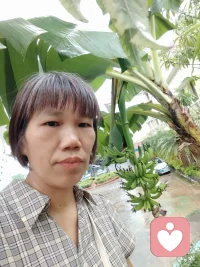 【当一个人被看见，她才有力气看见别人】

今天一位来访，一开场就迫不及待跟我分享她和她妈妈最近的改变

以前她一提起妈妈，全是怨气——“她根本没看见过我”“她根本不爱我”

今天她说：“老师，我现在能跟我妈聊很久了，而且我居然愿意听她把话说完了”

她说，她第一次听到妈妈讲她年轻时候的事，才知道妈妈也有那么多委屈、那么多不容易，不是不爱她，是妈妈自己都顾不上自己

“我以前觉得她欠我一个道歉，现在我觉得——她可能比我还缺一句，你辛苦了”

我听完这句话，挺触动的

一个人的委屈被看见了，他才有能力去看见别人的委屈，你被好好对待过，你才知道怎么好好对别人

关系的转机，往往从这里开始✨[玫瑰]
​