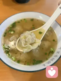 【今天也允许自己“没用”一会儿】
这个时代太爱教我们优秀、自律、变强，却很少有人说：
你可以普通，可以脆弱，可以暂时一事无成。
不必事事都有结果，不必人人都喜欢你，
不必硬撑着懂事，不必假装情绪稳定。
你已经很努力在生活了，
偶尔偷懒、偶尔难过、偶尔摆烂，
都不是错，是你在给自己充电。
慢慢来，不着急，
你值得被温柔对待，包括被你自己。配图