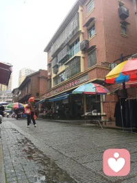  下雨天，适合发呆，适合想念，也适合好好爱自己。配图