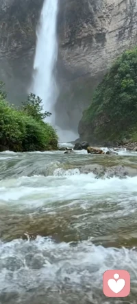 每个人都必须要知道自己是被爱着的，不要迷失，我爱你，需要的时候就要说出来，没有朋友在身边时，对着镜子对自己说，给自己一个微笑，共情就是一束光，共情是通往爱与被爱的道路，关心理解聆听配图