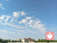 蓝天白云总会让人有一种轻松的氛围感
所以呀，能影响我们的不一定都是人或事
可能也会是久违的美丽风景
早上好呀！欢迎大家来到小安倾听的世界配图