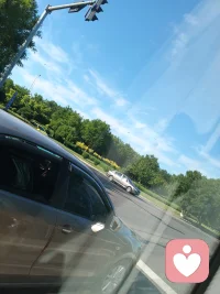 蓝天白云总会让心情愉悦
就像是一个有情绪价值的对话一样，让人感觉到很舒服
其实每个人都需要一个倾听者接住自己所有的不安
现实生活中有些话可能，不想说，无人说。
就像大部分的人都有的感觉翻遍整个通讯录，
却找不到一个可以讲真话和真是情感的人
如果你也是这样，那么欢迎你来到小安倾听的世界，
在这里做最真实的自己
大家好，我是小安倾听，欢迎你来到我的世界配图
