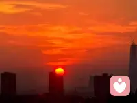 是一个美丽的图片
是朝霞还是夕阳我们分不清楚
就像有些人或者事情一样很难一眼就能看出来
办法只有一个那就是等
静下心来，给自己时间，给别人时间
大家早上好！欢迎来到小安倾听的世界