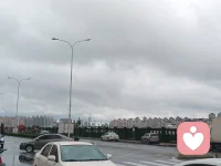 灰蒙蒙的天，像极了有时候我们内心的小角落
但他只是偶尔出现的点缀
只要我们不去堆积，不去放大他终会迎来阳光
我愿意做那个陪你一起迎接生命中灿烂阳光的人
大家好，欢迎来到小安倾听的世界配图