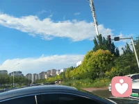 抬头撞见漫天澄澈的蓝，云朵慢悠悠铺在天际，软得像揉开的棉花，没有匆忙，没有褶皱。
 
生活总免不了攒下细碎的委屈，赶路时紧绷的心，纠结难解的烦恼，压在肩头喘不过气的瞬间，都不妨暂时交给这片天空。风会轻轻卷走你的焦躁，云会慢慢接住你的低落。

 不必逼自己立刻释怀，也不用强求事事圆满。云朵有聚有散，晴天阴天交替，人生本就没有一成不变的光亮。允许自己短暂低落，就像天空也会飘过乌云，但乌云从不会永久遮住蓝天。
 
慢慢走，耐心等。风会吹散阴霾，云会载走疲惫，抬头时永远有一片温柔蓝天为你停留。
你不必事事坚强，天空永远包容所有不完美的你，所有难熬的时刻，都会随流云缓缓远去，剩下澄澈温柔，专属于你