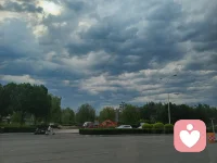 浓墨重彩的天空，很像我们偶尔出现的小情绪
如果你的情绪需要一个宣泄的出口
那么欢迎你来到小安倾听的世界
没有评判，没有指责，没有教条主义
用温暖的情绪陪伴你安静的听你慢慢诉说