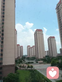 一天的好心情来自蓝天白云，
所以呀，人生什么都不缺，只是缺少发现美的眼睛
就像所有人一样，我们可能不是最好的，但是我们绝对是限量的
