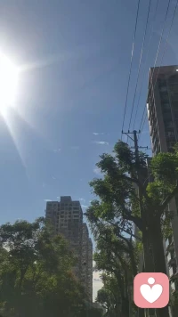 阳光穿过楼宇，就像温暖照进心底，好的倾听师就是一个善意的敲门人，用善意温暖照亮你心底的阴霾，大家好，欢迎来到小安倾听的世界