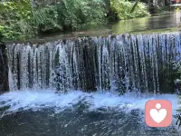 飞流的瀑布就像我们。努力奔赴着自己的赛道。可以改道，但不能回头。这就是人生。途中会经历美丽的风景，也会经历坎坷。如果你有。些许的不如意。找不到人诉说，或者是不能和相识的人说，那么欢迎你来到小安倾听的世界。