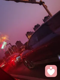 川流不息的车流。时而闪烁的红绿灯。就像我们。该挺的时候要挺。该走的时候要走。但是。都要在自己的位置上。一旦错位，就会出现事故。大家好！欢迎来到小安倾听的世界。