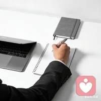 在职场中慢慢不敢表达，不敢拒绝，不敢出错，活在小心翼翼里，连呼吸都怕被指责，这不是成长，是窒息。你有同样的困扰，可以找我！配图