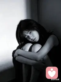 你是缺乏心理安全感的人吗？
⬇️
缺乏心理安全感的人，往往会陷入自我封闭，过度敏感的状态，做事畏首畏尾，害怕犯错，不敢表达，长期处于心理内耗之中，既影响个人成长，也难以建立健康的关系。配图