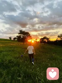 “在最艰难的时候，别老想着太远的将来，只要鼓励自己过好今天就好。世界有太多的猝不及防，有些东西根本不配占有你的情绪。人生就是一场体验，请你尽兴！岁月静好是片刻，一地鸡毛是日常。配图