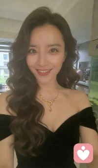 世界很吵，人声嘈杂，信息纷扰，很多情绪来不及安放，很多心事找不到出口。
但没关系，我在这里，安静地听你。
不催促，不评判，不打断，也不急于给你答案。
你可以慢慢说，放心说，大胆袒露那些脆弱、委屈、迷茫与不安。
每一份情绪都有它的意义，每一次倾诉都值得被认真对待。
我会稳稳接住你的所有感受，陪你在喧嚣里，找到一片属于自己的安静与温柔。配图