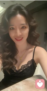 夜深了，很多情绪才开始有了声音。
白天被压抑的、被忽略的，都在提醒你：你需要被看见。
如果你正被焦虑、迷茫或孤独困扰，欢迎来找我聊聊。
在这里，没有评判，只有全然的接纳和专业的引导。
把烦恼交给我，把安稳留给你。配图