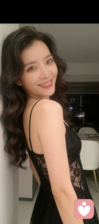 你是否也在深夜里辗转反侧，为一段拧巴的关系暗自神伤？
是否在争吵后疲惫不堪，明明相爱却总是互相伤害？
是否困在情绪的漩涡里，走不出失恋的痛、婚姻的惑、自我的怀疑？
 
其实，情感从来都不是一个人的孤军奋战。
我懂你的委屈、你的挣扎、你的不知所措，
不评判、不说教、不催促，只是用心倾听，用专业陪伴，
帮你梳理情绪症结，找到相处的正确方式，
学会爱自己，也学会好好爱别人，
让每一颗受伤的心，都能重新找回温暖与力量。配图