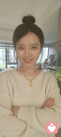 你是否常常觉得，心像漂泊的孤舟，在喧嚣里找不到停靠的岸；
情绪像散落的碎片，拼不回完整的自己，连呼吸都带着疲惫。
 
不必强迫自己坚强，不用假装一切都好，
那些无人诉说的委屈、深夜翻涌的迷茫、无处安放的焦虑，
都值得被温柔接住，被认真倾听。
 
我是你的倾听者，不带评判，不催答案，
只做你灵魂的避风港，安静承接你的所有情绪。配图