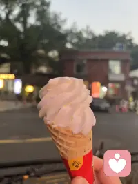 爱自己，并非自私，而是对生命最深沉的尊重与呵护。它意味着在喧嚣的世界中，依然能听见内心的声音，接纳自己的不完美，欣赏自己的独特光芒。爱自己，是允许自己犯错，也允许自己成长；是懂得在疲惫时休憩，在喜悦时绽放。它不是终点，而是一段温柔的旅程，让我们在纷繁世事中，始终保有内心的安宁与力量。唯有真正爱自己，我们才不会被外界的评价所左右，才能在风雨中依然挺立，在阳光下尽情呼吸。爱自己，是终身浪漫的开始，更是通往持久幸福的唯一路径。