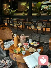 在这个人人急着表达的时代，我选择做那个为你按下暂停键的人。不是所有的倾听都需要回应，但所有的回应都源于倾听。我在这里，等你开口#碎碎念，岁岁安配图