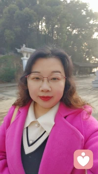 一枝粉色海棠，半倚春风，不负花期，不负此间春色配图