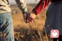 亲密关系里要守住清醒与底线。
最好的亲密关系是互相包容，互相支持。是两人把彼此放在优先级里。真正的爱，都是偏爱，会让你更柔软，更放心，更舒展，更像自己。