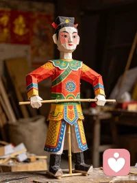 我是个纸人，

扎的花花绿绿。
眼神空洞，死气弥漫。
承受着轮回的诅咒，
被注入不属于我的灵识。
每日一睁眼，
轮回开始。
一只看不见的手，
遮住我的眼，捂着我的窍。
让我用陈旧的记忆捏造眼前的世界，
还不停呢喃：
你看，这是真的，你跑不掉。
我当真了！
用力拥抱，用力对抗，用力撕扯！
用那一缕不属于自己的神识
沉入幻境，对抗幻境。
日日如此，年年如是。
头天晚上抱着执念入睡，
隔天早上意识重启。

直到有一天~
我纸质的身体破了个洞，
风吹过创口哗哗作响，
我的意识顿了一下…
怀疑在我空洞的身体里落下了种子。
我知道，
怀疑也是剧本，
追寻没有尽头！
我的破碎和解离不会帮我找到答案，
只要往前一步，
新的故事生成。
我不是我的念头持续升起！
可是我该怎么办？
我只是个纸人人。
或许…
我不只是个纸人人，
也许…
我就是个纸人人，
偷偷把灵识据为己有，
竟变得生动神气起来。配图