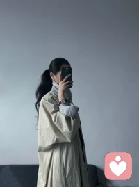 不必祝她开花，
不必教会她爱，
她不必勇敢，不必慷慨，不必乖。 
祝她鼎沸好了
祝她有留白，
祝她把世俗的目光，一裁再裁
祝她在人生海海，
尽兴，开怀。