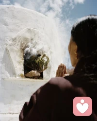 像菩萨一样去原谅自己吧
菩萨能原谅你，是因为菩萨走过你走的路，
犯过你犯的错，她亦是你来时的自己，
她并非端坐云端注视你的坎坷，
她是在坎坷里重新学会端坐的那个人。配图