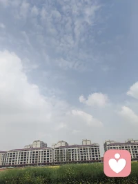 现在社会追求物质富足，还是心里富足重要呢！你喜欢蓝天白云，还是一栋楼房呢！我的选择是解了决温饱我就会选择蓝天白云，你呢！配图