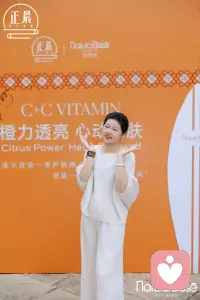 .一个的美是一个人对美好生活的向往，能让一群人美说明你是美的引领者，你想从内到外的美，那你先装扮美，所有的美好从此刻开始。