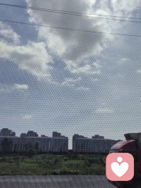 蓝天白云炎炎夏日能把冰凉心捂热。配图