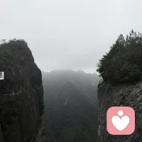 心理健康就像心灵的晴雨表，直接影响着我们的生活状态。当它“阳光灿烂”时，我们思维敏捷、情绪稳定，能轻松应对各种挑战，享受生活的美好；可一旦它“阴云密布”，就可能陷入焦虑、抑郁的泥沼，对什么都提不起兴趣。

保持心理健康，要学会接纳自己，不盲目攀比，正视优点与不足；也要懂得释放压力，运动、听音乐、和朋友倾诉都是不错的方式。同时，保持规律的作息和健康的饮食，为心灵提供坚实的身体基础。

别忽视心理健康，它如同大厦的基石，只有基石稳固，我们才能在人生的道路上稳步前行，拥抱幸福与成功。