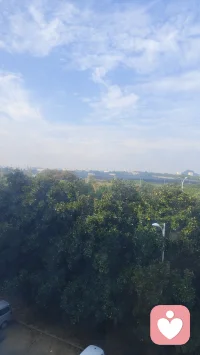 心里明亮的天空
心里有一片明亮的天空，是生命最珍贵的馈赠。它无关外界阴晴，而是内心自带的晴朗。
这片天空，是困境中不灭的希望。当生活被阴霾笼罩，工作受挫、感情失意，它让我们相信，风雨只是暂时的，阳光终会穿透云层。就像海伦·凯勒，在无声无光的世界里，凭借内心那片明亮，学会了阅读、写作和说话，用坚韧书写传奇。
它也是迷茫时清晰的指引。在人生的十字路口，面对众多选择，内心的明亮能让我们看清方向，不被外界的喧嚣干扰。像陶渊明，在官场的纷扰中，坚守内心的澄澈，毅然归隐田园，寻得心灵的宁静。
心里有片明亮的天空，我们便能在黑暗中发光，在寒冷中温暖。它给予我们勇气去拥抱生活的挑战，用乐观的心态去感受每一份美好。让我们守护好这片天空，让心灵永远沐浴在温暖与光明之中。配图