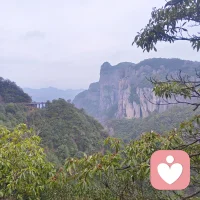 不能和女人讲道理，在亲密关系里，和女人只讲道理，就像用尺子丈量月光——看似精准，却失了温度。女人的情绪往往比逻辑更先抵达战场，当她委屈落泪或愤怒控诉时，要的不是是非对错的裁判，而是被看见、被理解的共情。
比如她抱怨工作受挫，若你立刻分析“你应该如何改进”，她可能觉得你在否定她的感受；若你先回应“今天一定特别累吧”，再轻拥她入怀，情绪的潮水便会慢慢退去。这不是纵容情绪，而是承认：爱需要柔软的缓冲地带。
当然，这并非鼓励无原则妥协。等她平复后，再用温和的方式分享观点，她会更愿意倾听。因为此刻的她，感受到了被尊重的安全感，而非被说教的压迫感。
亲密关系的智慧，在于懂得：道理是路，情感是灯。有灯照亮的路，才能走得更远、更暖。配图
