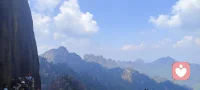 心结的解开，往往不在于等到了那个迟来的道歉，而在于你终于决定不再用过去的错误惩罚自己。那一刻，曾经像大石一样压在心头的执念突然松动，你不再反复推演“如果当初”，也不再计较谁欠谁更多。
这种释然如同潮汐退去，露出了原本被淹没的礁石与真相：原来让你痛苦的，一直是你对完美的偏执。当你接纳了那份残缺，允许遗憾成为生命的一部分时，那股拧着的劲儿就散了。你呼吸到了久违的清爽空气，发现世界依旧广阔，而你终于可以轻装上阵。
倾听你的诉说，助你自愈。配图