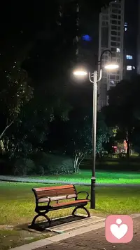走出完美主义牢笼，完美主义的本质并非追求卓越，而是对失败的极端恐惧。你给自己设定了不切实际的高标准，导致在行动前就因害怕达不到预期而陷入病态拖延。这种“全或无”的思维模式，让你将自我价值与任务表现深度绑定：只要有一点瑕疵，就等于彻底失败。这不仅消耗了执行力，更在无形中筑起了一座精神监牢。
完成优于完美。尝试接纳“毛糙”的开始，把每一次产出看作是可以迭代的草稿，而非最终的审判。只有打破对完美的病态执念，真实的创造力才会有呼吸的空间配图
