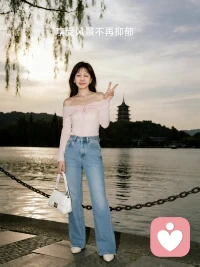 抑郁并非简单的“不开心”，而是一场生理、心理与环境交织的“系统性宕机”。
从生理上看，大脑内的神经递质（如血清素、多巴胺）水平失衡，导致情绪调节失控，让人丧失对快乐的感知力。从心理逻辑讲，它往往源于长期的“习得性无助”——当一个人反复努力却无法改变负面环境，或长期自我攻击时，大脑会启动一种保护性闭合，通过切断情感连接来避免进一步受伤害。
此外，现代社会的高压节奏与孤独感，也让原本脆弱的心理防线更易崩溃。抑郁其实是身体在向你发出强制停机的信号：你承载得太多、太久了。