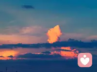 抑郁的背后是什么？抑郁从来不是矫情或者情绪脆弱，它是你的精神在发出求救信号，提醒你之前的生活模式已经彻底过载了。你可能压抑了太久的真实情绪，把别人的期待放在自己前面，逼自己扛下了太多超出承受力的事，那些没被看见的委屈、没来得及发泄的愤怒，最后都折回来攻击了你自己。它不是你的敌人，更像一个警钟，告诉你该停下来好好看看自己了，别再逼着自己硬撑，你不需要一直做那个懂事又无坚不摧的人。配图