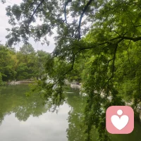 情侣泡温泉感受各有不同，这种落差其实很正常。你把温泉看作一场盛大的浪漫仪式，期待的是眼神交汇里的深情和“灵魂共振”；但在很多男性逻辑里，温泉可能只是一个巨大的“高端大澡堂”，他的关注点在于水温热不热、池子大不大，甚至只是在单纯地发呆放空。
这种感受上的错位，往往是因为女性更倾向于情感沉浸，而男性更容易进入生理减压模式。他并不是不重视你，而是他感知浪漫的触角还没伸出来，就已经先被温热的水流给“泡软”了。