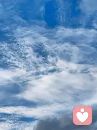 愧疚是一场漫长的自我审判，是你内心的道德准则在对过去的某种缺失进行无声扣分。这种情绪最折磨人的地方不在于事情本身，而在于你反复在脑海中预演“如果当时……”的假设，把自己困在了无法修改的剧本里，反复吞咽那种失落感。
情绪的逻辑偏差
愧疚往往源于一种错觉，即现在的你试图去修正那个认知受限的“当时的你”。你用现在的成长去惩罚过去的笨拙，这本身就是不公平的逻辑闭环。它其实是责任感的副作用，代表你是一个对自己有要求、对他人的感受有敬畏心的人。
从内耗到补偿
沉溺于自责无法弥补客观损失，反而会剥夺你修正现状的能量。要把“我错了”转化为“我能做什么”，通过具体的补偿动作或自我迭代，给那份沉重的情绪找一个物理出口。当你在未来做得更好时，才是对那份愧疚最好的交代。
停止毫无意义的自我鞭挞，试着给那件事写一封正式的告别信，把责任厘清，然后把精力放回到当下。配图