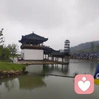 心虚是藏在后背的冷汗，别人随口提一句相关的事，心脏就猛地咯噔一下，瞬间提到了嗓子眼。你不敢抬头看对方的眼睛，说话声音下意识变轻，要么顾左右而言他，要么夸张地大笑打掩护，生怕哪个表情没藏住，就把藏在心里的那点事抖出来。连对方只是安静看你几秒，你都要在脑子里飞速复盘到底哪里露了马脚，回家躺到床上还会反复回想刚才的反应是不是太刻意，越想越坐立难安。