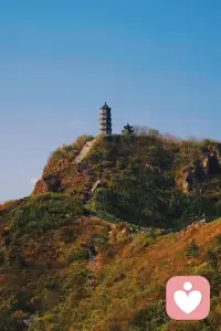 那种无助像沉在冬天的冰湖里，四周全是透骨的冷，你拼命扑腾想抓点什么，伸手却只有滑溜溜的寒意。周遭的声音都像隔了层厚玻璃，看着人来人往，可没人能拉你一把，连呼救都发不出声。你明知道该往前迈，脚却像焊在原地，连叹气都怕耗光最后那点力气，只能站在原地，等着那股劲慢慢熬过去。配图