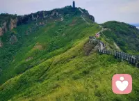 流出的眼泪是勇气，当眼泪掉下来时，它不是在宣告投降，而是在为你腾出空间。敢于在崩溃边缘允许自己哭出来，本身就是一种极大的心理韧性，这代表你不再压抑本能，而是正视那些真实存在的痛感。
流泪是一个生理排毒与情绪重构的过程。它能降低体内的皮质醇水平，让紧绷的神经得到短暂的停歇。每一次擦干眼泪，其实都是在完成一次自我确认：承认自己也有撑不住的时候，并给疲惫的灵魂一个出口。
接纳这份脆弱，比强行伪装坚强更有力量。别急着否定这些泪水，试着深呼吸，感受情绪流淌后的平静。配图