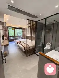 拖垮人真的是工作累吗？拖垮人的从来不是工位上熬到深夜的疲惫，而是职场里的人情拉扯、亲友间的无度越界。你白天要应付办公室的派系站队，明明只想踏实做事，却被迫在不同的人际漩涡里周旋，一句无心的话都要反复掂量会不会得罪人，下班回家还要被亲戚追着追问薪资、婚恋，打着“为你好”的旗号随意评判你的选择。
你把大半精力都耗在了这些看不见的内耗里：怕得罪同事不敢拒绝不合理的需求，怕伤亲情不敢划清边界，明明没干多少重活，却每天都累得连开口说话的力气都没有。这些藏在日常里的关系纠缠，像细密的蛛网一点点缠上来，你明明想挣脱，却总被“人情世故”的枷锁捆住手脚。
真正的清醒，是学会给关系设限：职场里不搞无效社交，亲友间守住相处的分寸，把耗在无意义拉扯里的精力收回来，你会发现整个人瞬间轻了大半。配图
