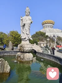 情欲执念解析
从本能到解脱的三维穿透
男女情欲执念不仅是生理冲动，更是心理补偿、因果轮回与阴阳互根的交织表达。通过心理学、佛教、道家三个维度，可以看清这种深层渴望背后的本质。
情欲驱动模型
维度间的视角错位与互补
核心差异：心理学求整合，佛教求离相，道家求守一。
三维度深度解析
心理学：视情欲为匮乏的代偿。这种执念常源于早年依恋关系的缺失，通过占有对方的肉体来填补内心深处的孤独与不安全感。
佛教：视情欲为十二因缘之首。认为这种执念源于对虚幻色相的贪爱，本质是因不识“成住坏空”而产生的无明，是轮回最深的根索。
道家：视情欲为能量的运化。不谈善恶，只论阴阳。执念在于“取”而非“交”，过度索取会导致精气神外泄，提倡通过“还精补脑”将欲望升华为生命能量。配图