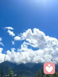 情绪治愈，从来不是硬靠道理把自己“掰正”，而是一场温和的认知重构。很多时候困住我们的不是事件本身，而是藏在潜意识里的自动思维：一次没做好就认定自己一无是处，别人没及时回应就觉得自己不被在意，一点小波折就把后果放大到无法承受。
你不必逼着自己立刻“想通”，先试着停下来，把当下冒出来的念头写下来，问问自己：这个想法有实打实的证据支撑吗？有没有其他更合理的解释？
慢慢把“我什么都做不好”换成“这次没做好，下次能积累经验”，把“他故意冷落我”换成“他可能正忙着处理别的事”。不用急着和情绪对抗，一点点松动固化的负面思维，你会发现，心的枷锁松了，那些拧成结的情绪，自然就慢慢舒展了。
